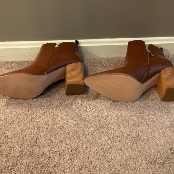 Juliet Holy women’s V cut ankle bootie - Picture 4 of 5